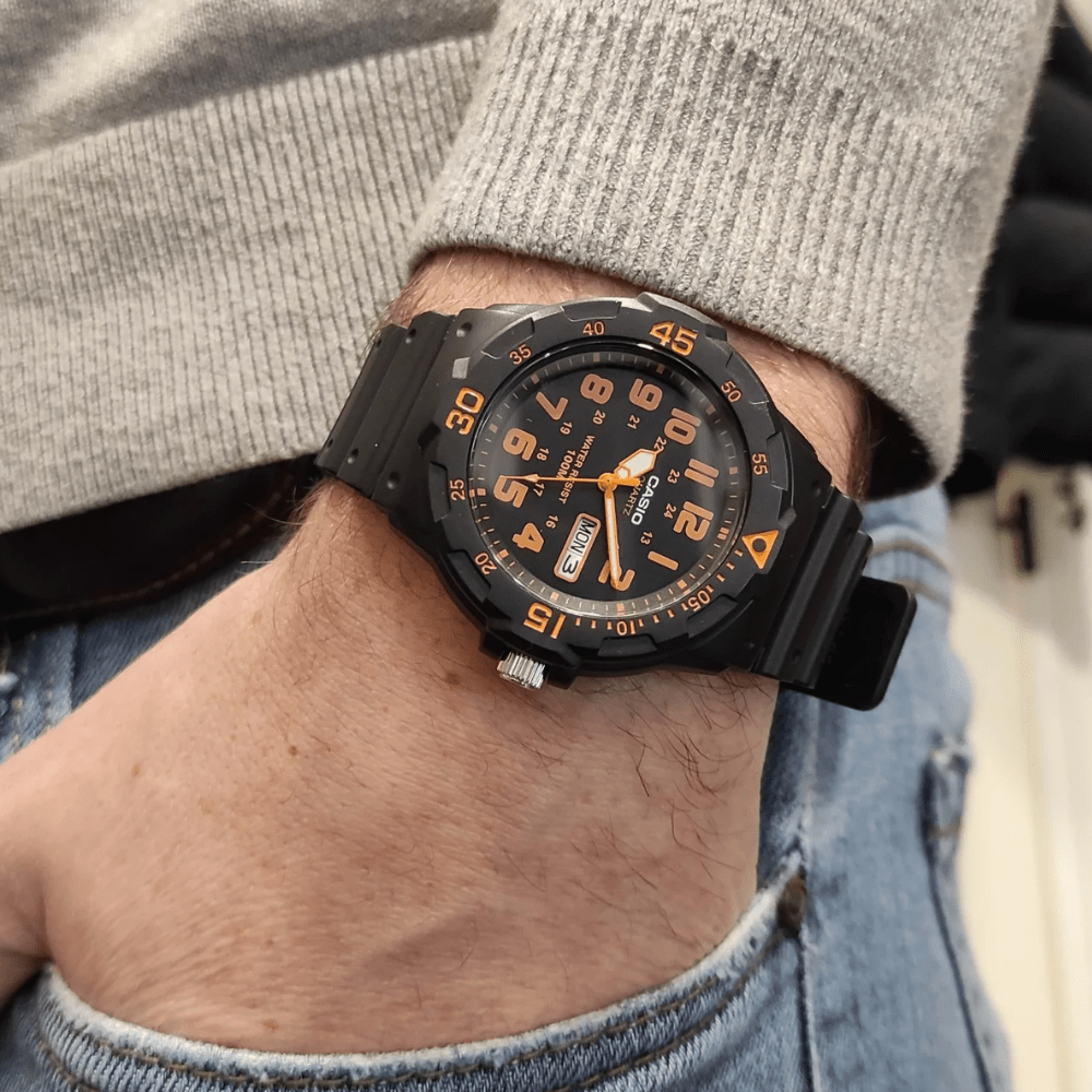 RELOJ CASIO MRW-200H-4BVDF NEGRO NARANJO2