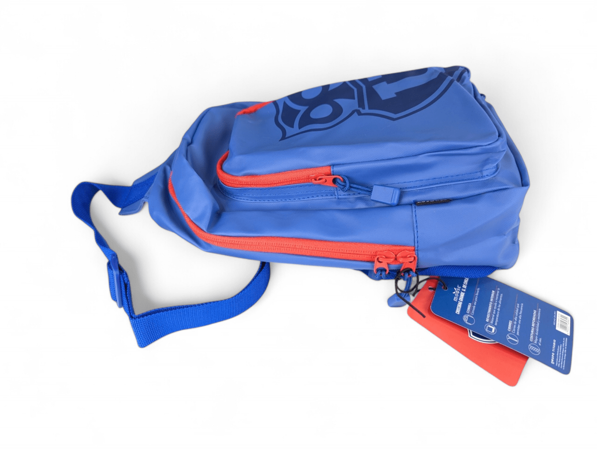 BOLSO CRUZADO GRANDE MOOSE FANATIKOS U DE CHILE - CON MULTIPLES BOLSILLOS Y COMPARTIMIENTO PARA IPAD4