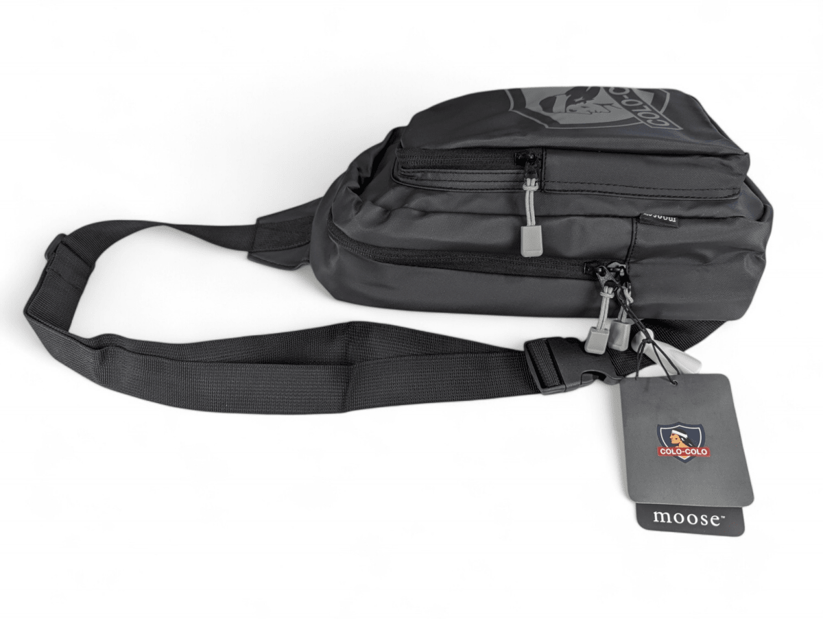 BOLSO CRUZADO GRANDE MOOSE FANATIKOS COLO COLO - CON MULTIPLES BOLSILLOS Y COMPARTIMIENTO PARA IPAD3