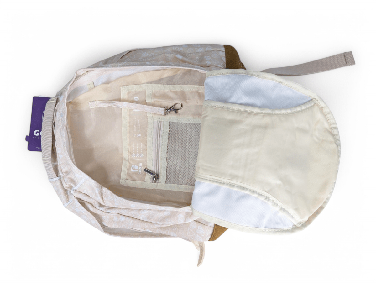 MOCHILA GOOSE MALAWI CORAZONES BEIGE: DISEÑO ROMANTICO, PORTA LAPTOP, 2 COMPARTIMIENTOS3