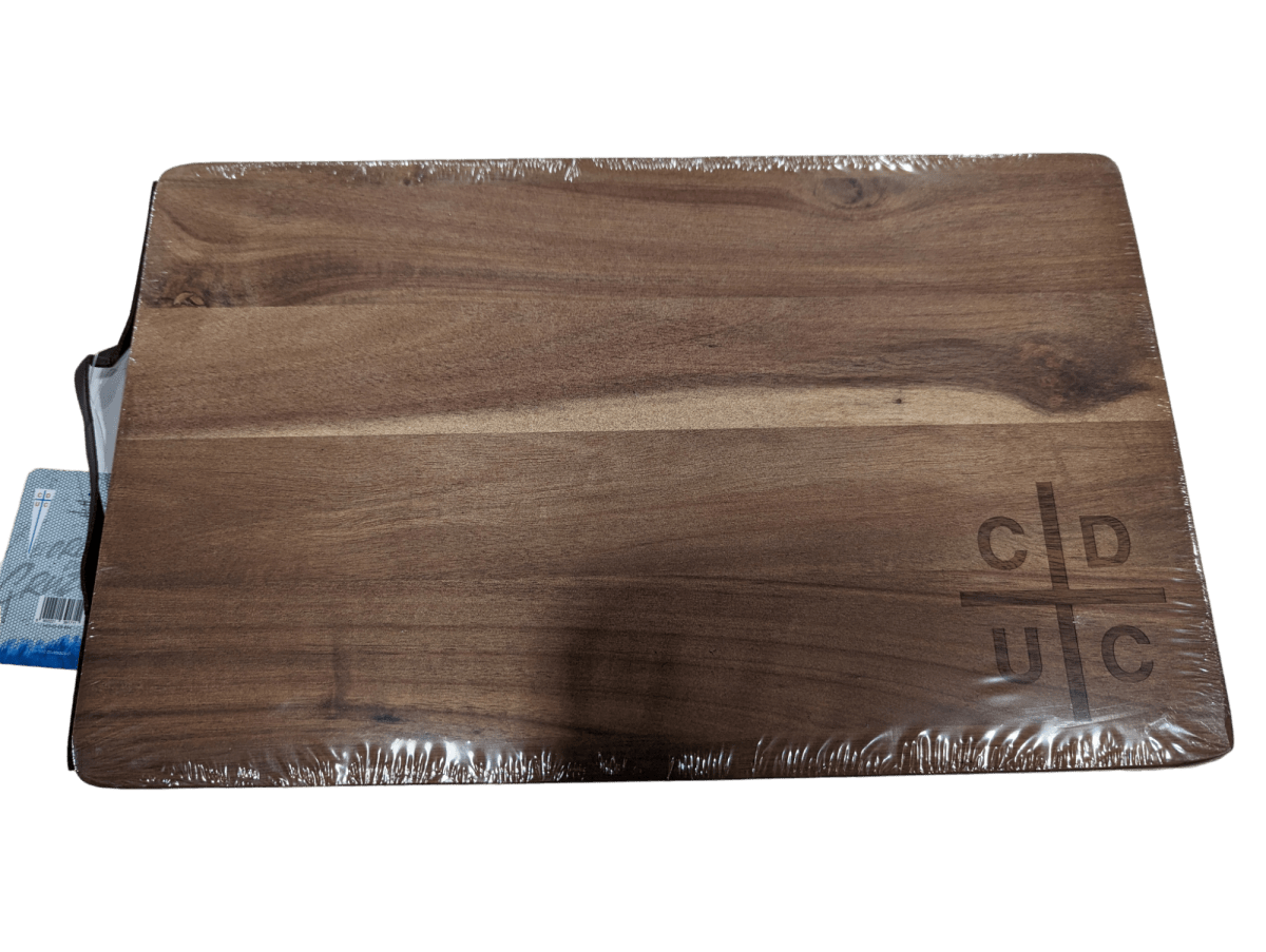 TABLA DE MADERA LOGO U CATÓLICA1