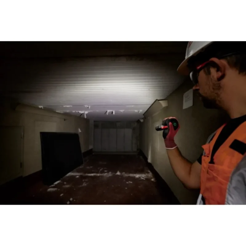 Linterna de Enfoque Deslizante 2.000 Lúmenes REDLITHIUM USB MILWAUKEE 2162-212