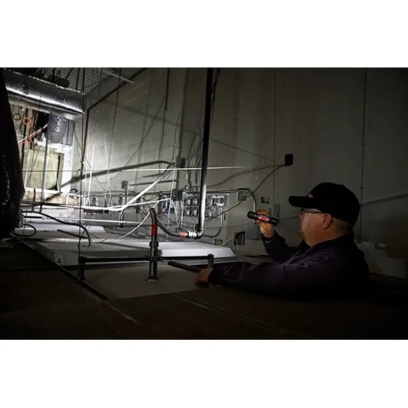 Linterna de Enfoque Deslizante 2.000 Lúmenes REDLITHIUM USB MILWAUKEE 2162-215