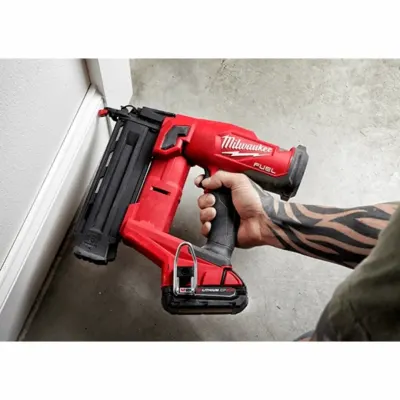 Kit Clavadora de Clavos sin Cabeza Calibre 18 M18 FUEL MILWAUKEE 2746-21CT 2