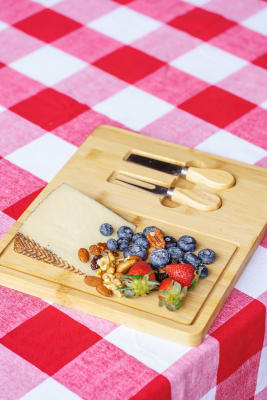 TABLA DE QUESOS CON UTENSILIOS