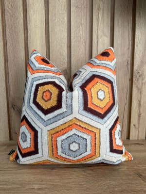 FUNDA DE COJÍN HEXAGONAL VIBRANTE