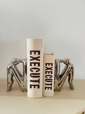 SUJETA LIBROS PAREJA PLATEADO DECOR