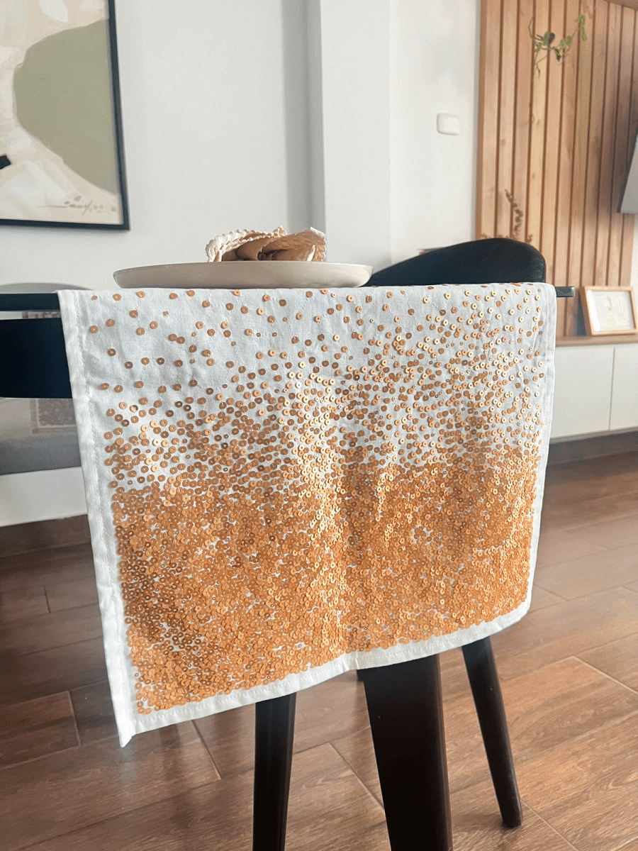 CAMINO DE MESA LENTEJUELAS DORADO1