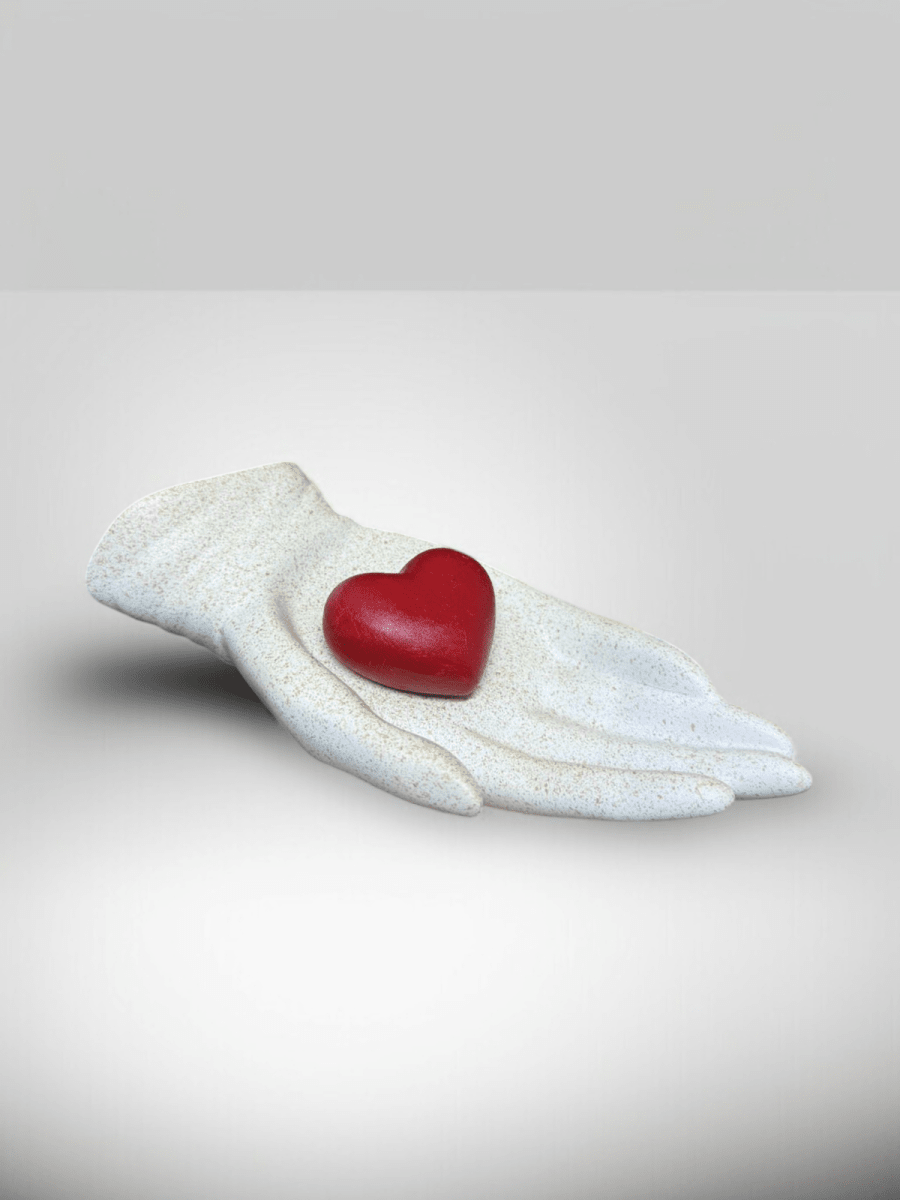 ADORNO MANO CON CORAZÓN2