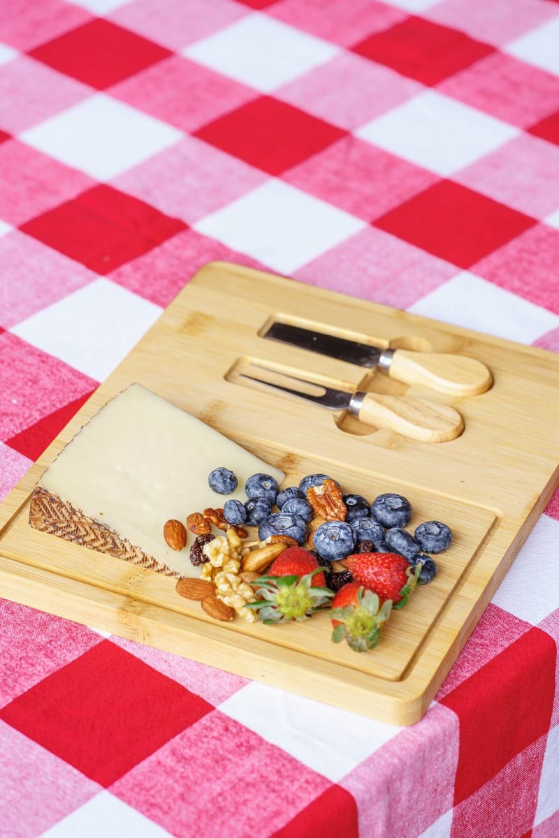 TABLA DE QUESOS CON UTENSILIOS