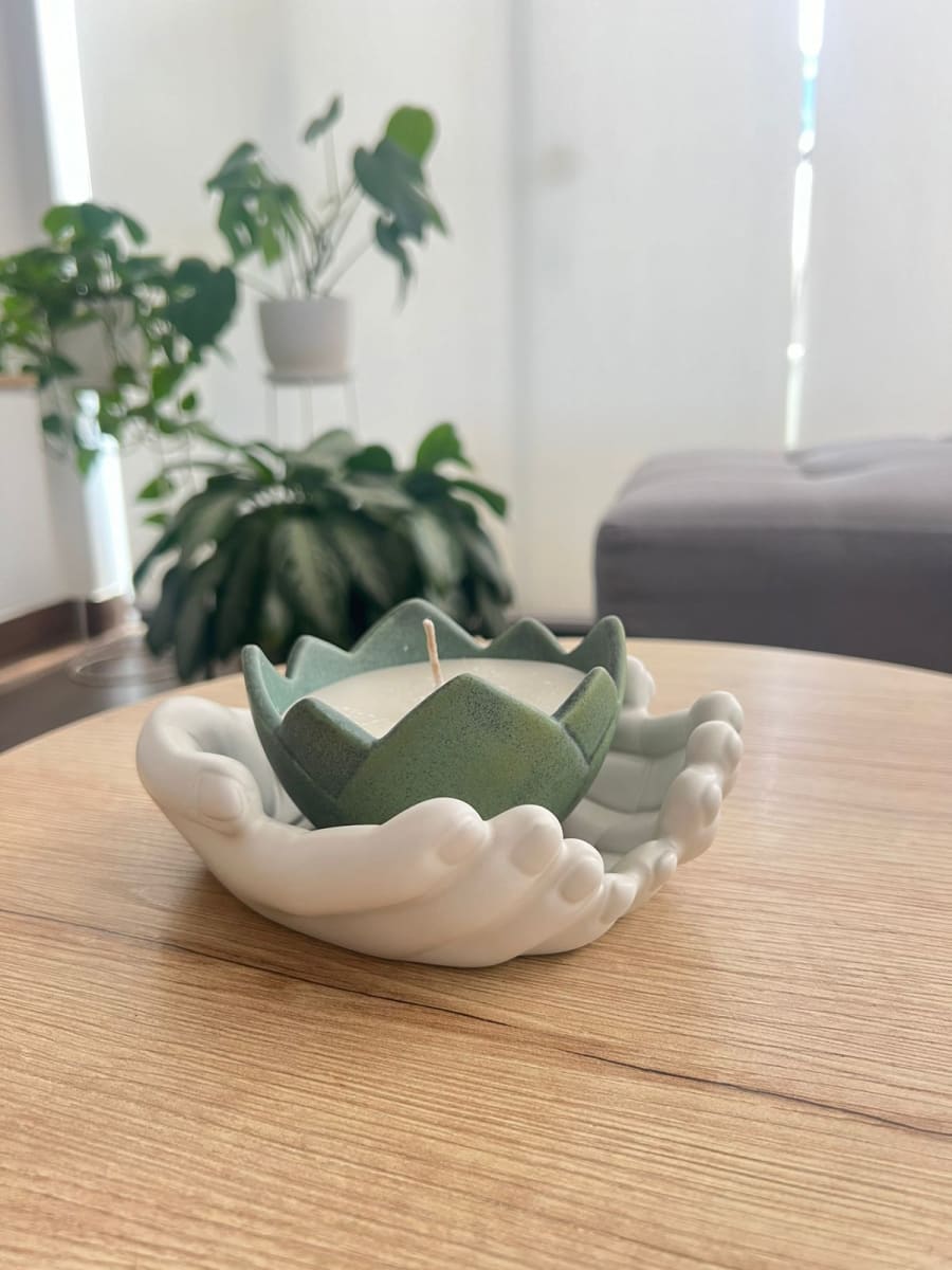 CANDELABRO MANO CON FLOR DE LOTO1