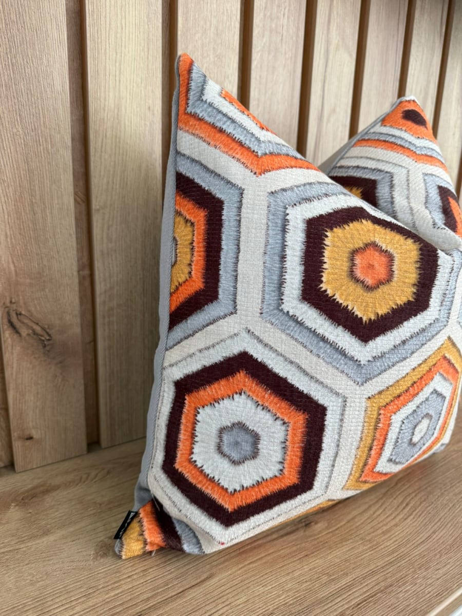 FUNDA DE COJÍN HEXAGONAL VIBRANTE2