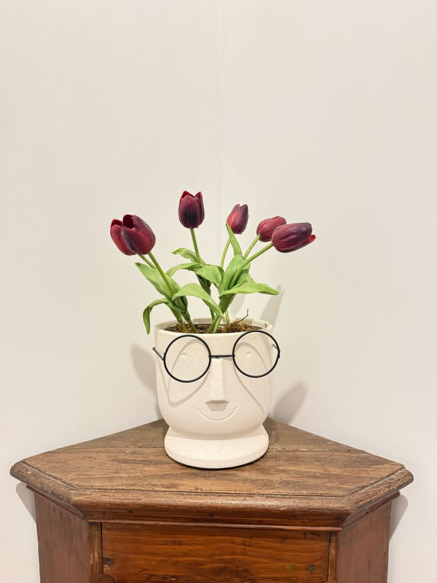 ARREGLO FLORAL TULIPANES ANTEOJOS