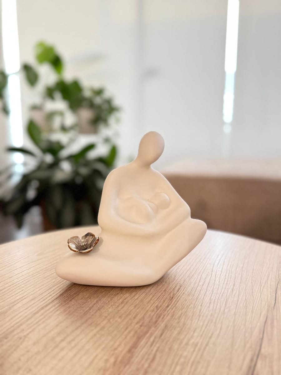 ADORNO FIGURA MADRE CON BEBÉ