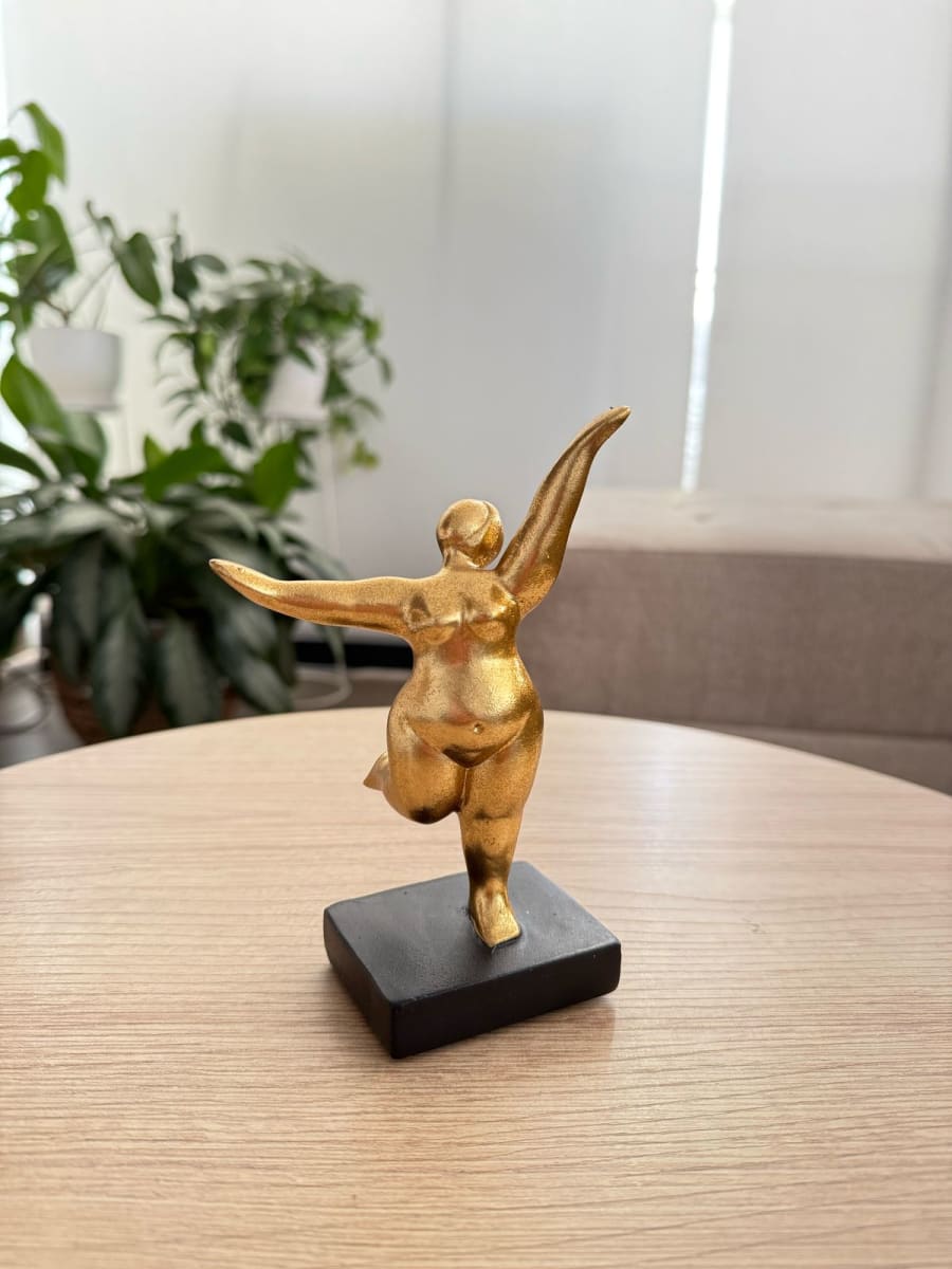 ADORNO DAMA EN MOVIMIENTO