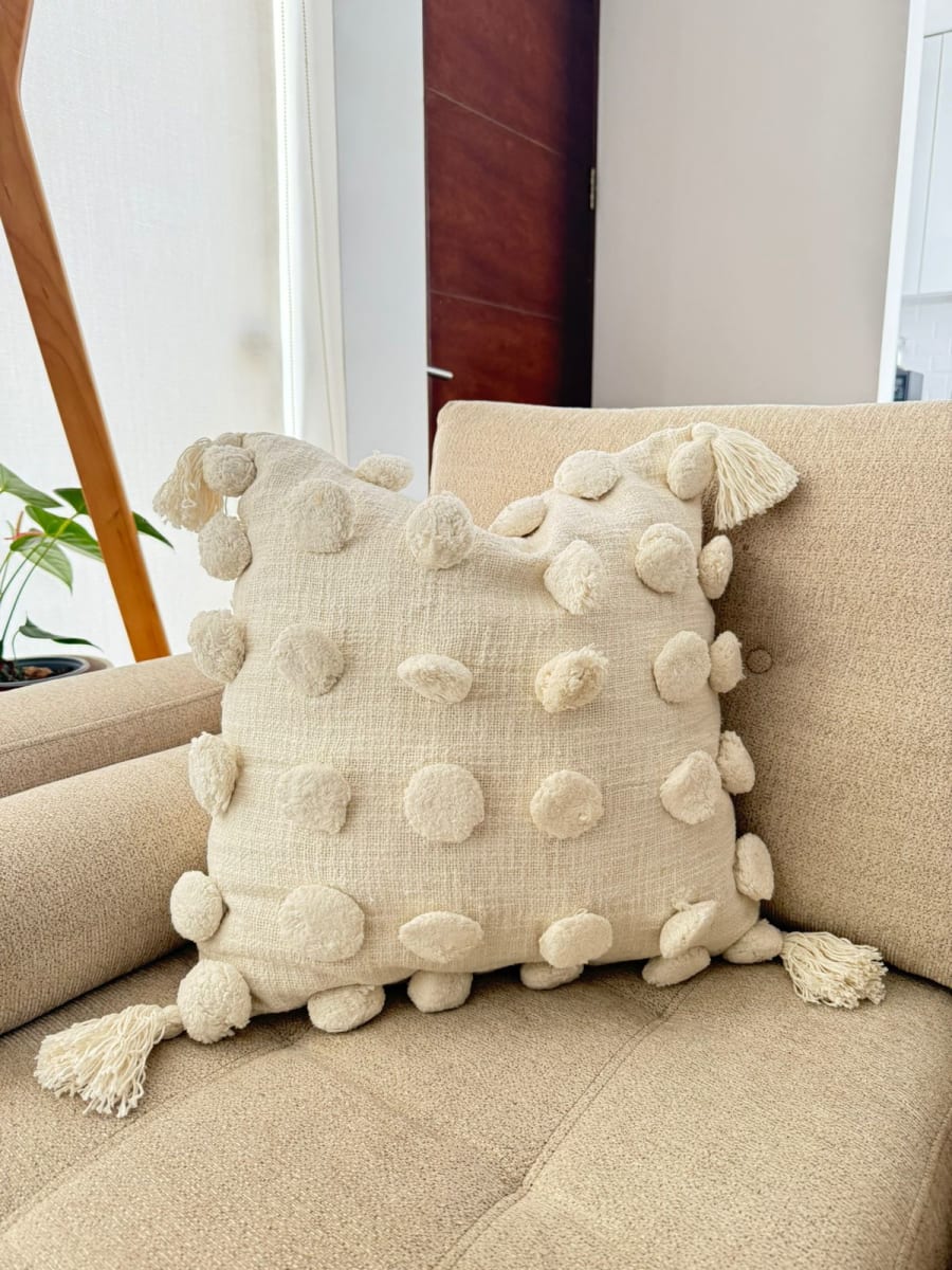 COJÍN POMPONES BOHEMIAM1