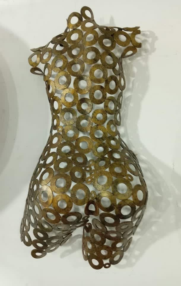 ESCULTURA DE HIERRO SILUETA MUJER2