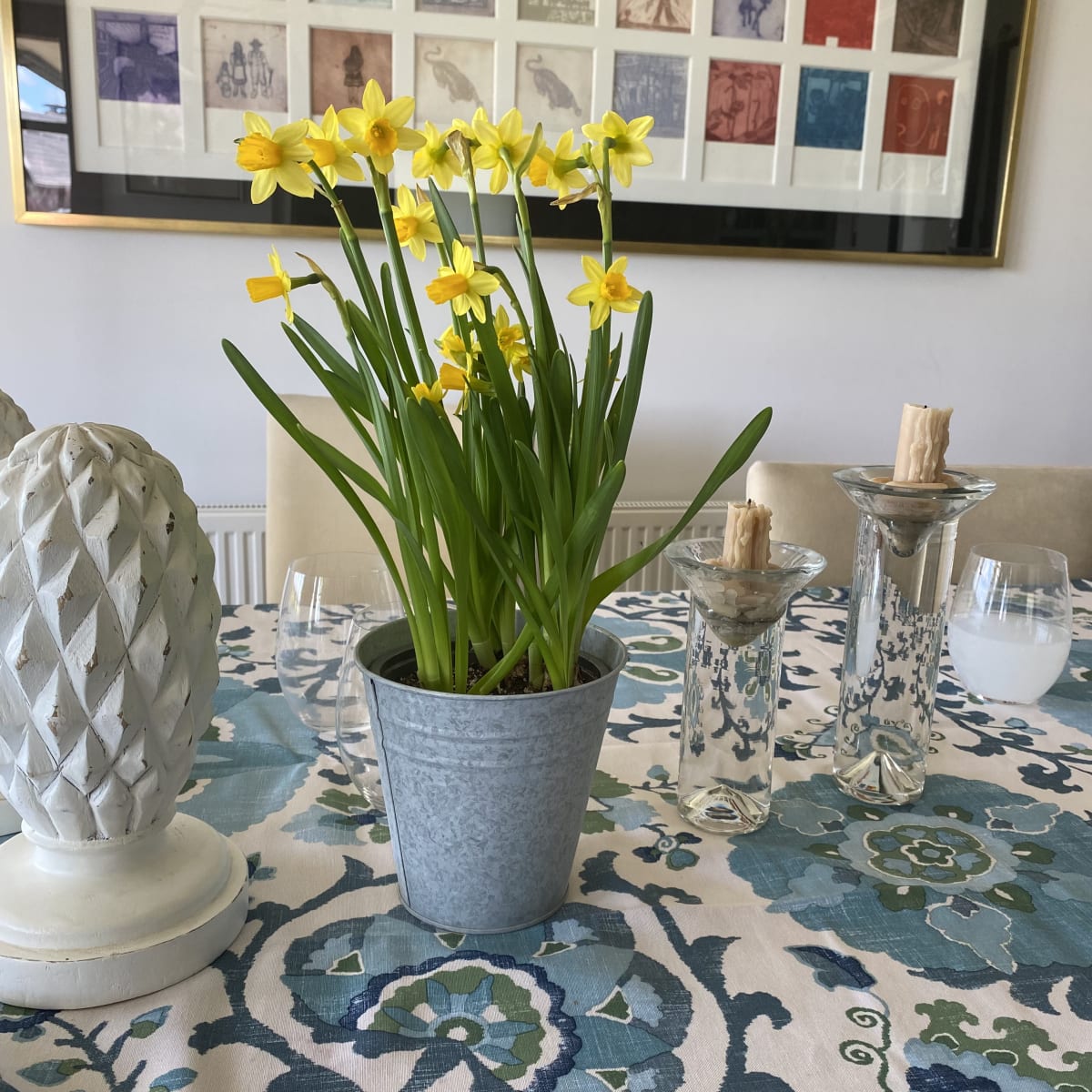 Narcisos en macetero de latón8