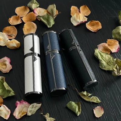 PERFUMERO DE LUJO 5ML, PIEL DE VARIOS COLORES CON METAL NEGRO
