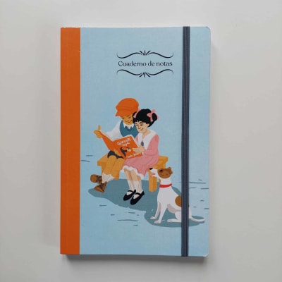 JOURAL NIÑOS Y PERRO, FONDO CELESTE, FRANJA NARANJA