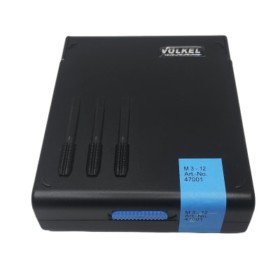 Caja con juegos de machos y porta macho M3 a M12 HSS (22 Piezas) (47001) VOLKEL
