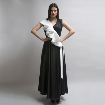 VESTIDO CRUZADO SATINADO CON ESCAROLA EN TALLE NEGRO/IVORI1