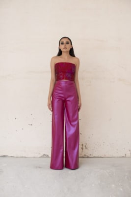 PANTALÓN EFECTO PIEL PIERNA ANCHA MAGENTA1