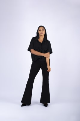 CAMISA NEGRA CON BOLSAS1