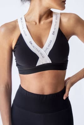 TOP DEPORTIVO ESCOTE EN V CON TIRANTES ELÁSTICOS ESTAMPADOS NEGRO/BLANCO1