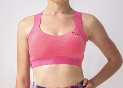 TOP DEPORTIVO ESCOTE OVALADO CON TIRANTES ELÁSTICOS ROSAS1
