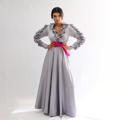 VESTIDO CRUZADO CON ESCAROLA S GRIS1