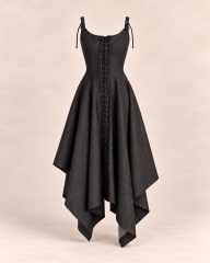 VESTIDO CON OJILLOS Y FALDA CUADRADA