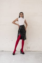 FALDA DE CHAROL CON PLIEGUES NEGRO