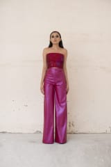 PANTALÓN EFECTO PIEL PIERNA ANCHA MAGENTA