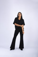 CAMISA NEGRA CON BOLSAS