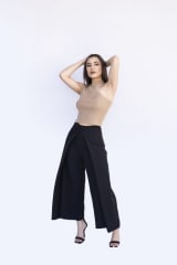 PANTALÓN CON TABLÓN NEGRO