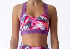 TOP DEPORTIVO ESCOTE EN V CON TIRANTES ELÁSTICOS ESTAMPADOS