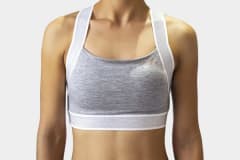 TOP DEPORTIVO ESCOTE RECTO CON ELASTICO PLATEADO