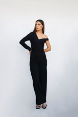 JUMPSUIT CON UNA MANGA NEGRO