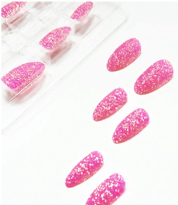 UÑAS EN PUNTA