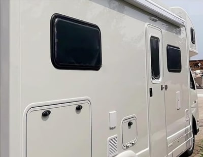 VENTANA ABATIBLE DE VIDRIO ACRÍLICO 60X45CM TERMOPANEL