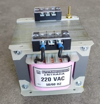 AUTOTRANSFORMADOR 2.000W 220V a 110V C/REGLETA
