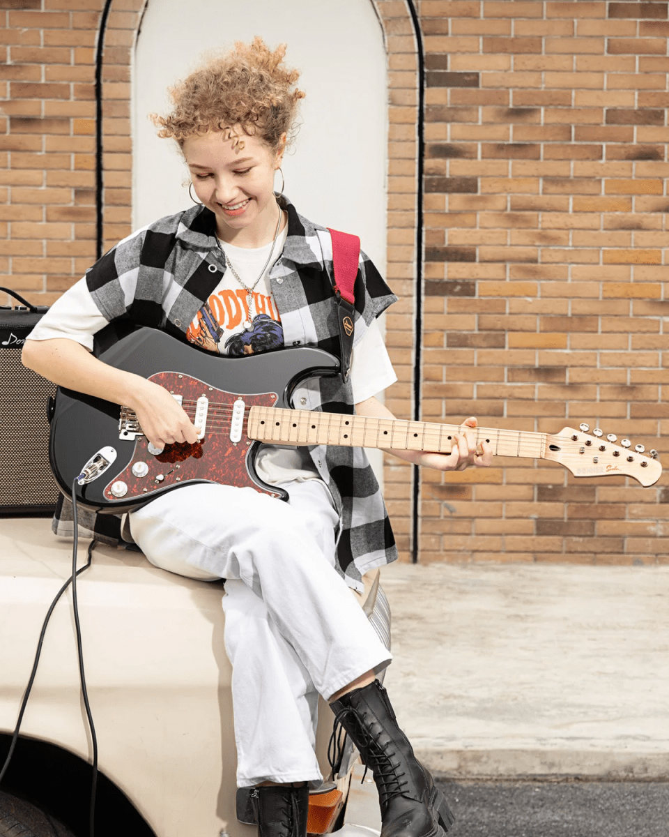 Pack Guitarra Eléctrica Donner DST-152 Black2