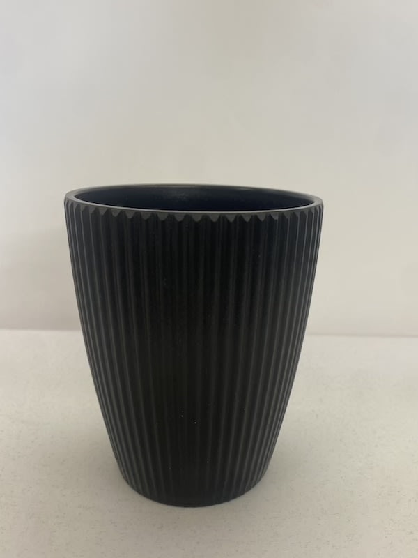 Maceteros Rayado Resina. Negro1