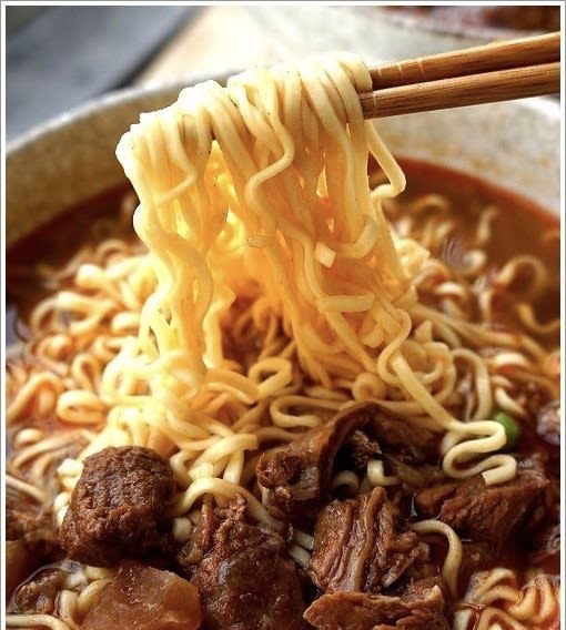 FIDEO INST CON TROZOS DE CARNE DE VACUNO 200GR2