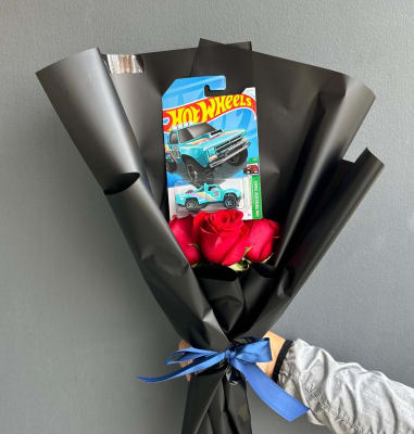 RAMO HOT WHEELS Y 3 ROSAS ROJAS