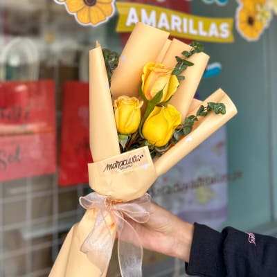 RAMO DE 3 ROSAS AMARILLAS