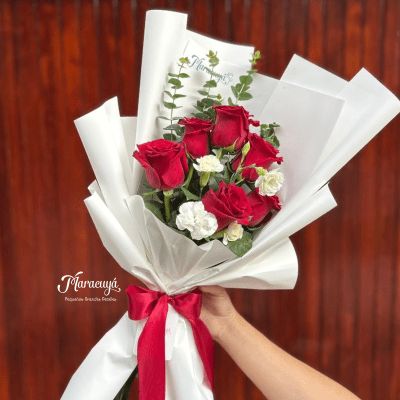 RAMO 6 ROSAS ROJAS Y FOLLAJE
