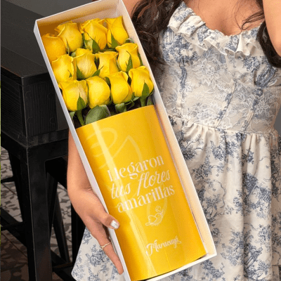 CAJA LARGA DE 12 ROSAS AMARILLAS