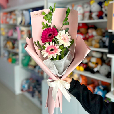 RAMO DE TRES GERBERAS